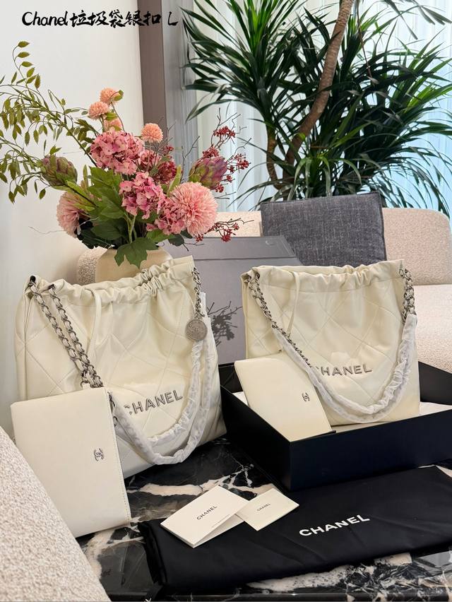 香奈儿22Bag垃圾袋 要多百搭有多百搭香奶奶果然是香奶奶 不得不夸香奶奶的垃圾袋是真的香 必须列为美“香奶奶必败包单” 不管春夏秋冬 搭配什么衣服都一点不违和