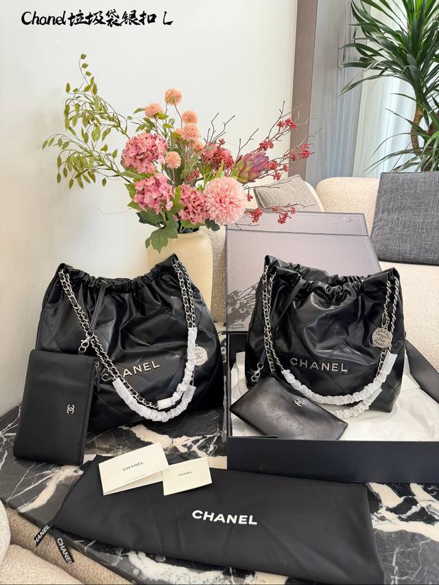 香奈儿22Bag垃圾袋 要多百搭有多百搭香奶奶果然是香奶奶 不得不夸香奶奶的垃圾袋是真的香 必须列为美“香奶奶必败包单” 不管春夏秋冬 搭配什么衣服都一点不违和