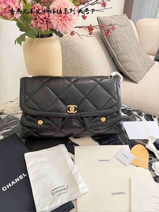 原版羊皮 香奈儿25K双口袋Hobo包 ▼香奈儿25K双口袋Hobo包，蝴蝶结系列 黑色菱格纹小羊皮，触感柔软细腻，搭配金色五金，复古又时髦+。经典翻盖+双口袋