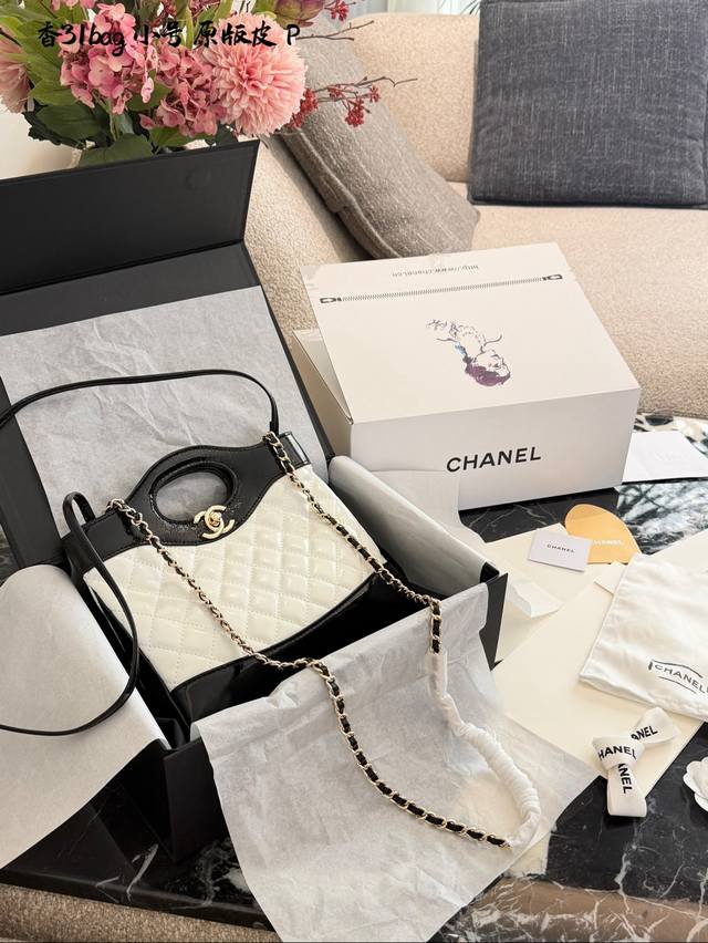 香奈儿Mini31Bag熊猫色 牛皮 Q3香奈儿Mini 31 Bag熊猫色，黑白拼接超经典，漆皮+菱格纹设计，淡金色五金超有质感十。尺寸 22X23X5.5C