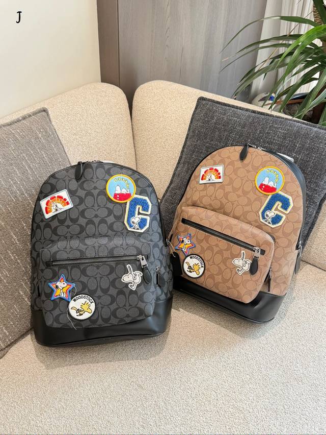 蔻驰 & 史努比 超萌联名！ Snoopy陪你去旅行 快来看！Coach蔻驰和peanuts史努比的梦幻联动，超可爱的West32图案贴饰老花帆布拼书包已经到货