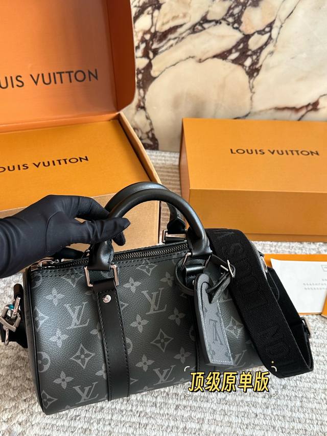 Lv X Nigo Keepall Xs 21 枕头包 手袋是一款理想的都市手袋。 标志性的造型与经典的 Monogram 帆布,加之多种携带方式和奢华的天然牛 Lv X Nigo Keepall Xs 21 枕头包 手袋是一款理想的都市手袋。 标志性的造型与经典的 Monogram 帆布,加之多种携带方式和奢华的天然牛