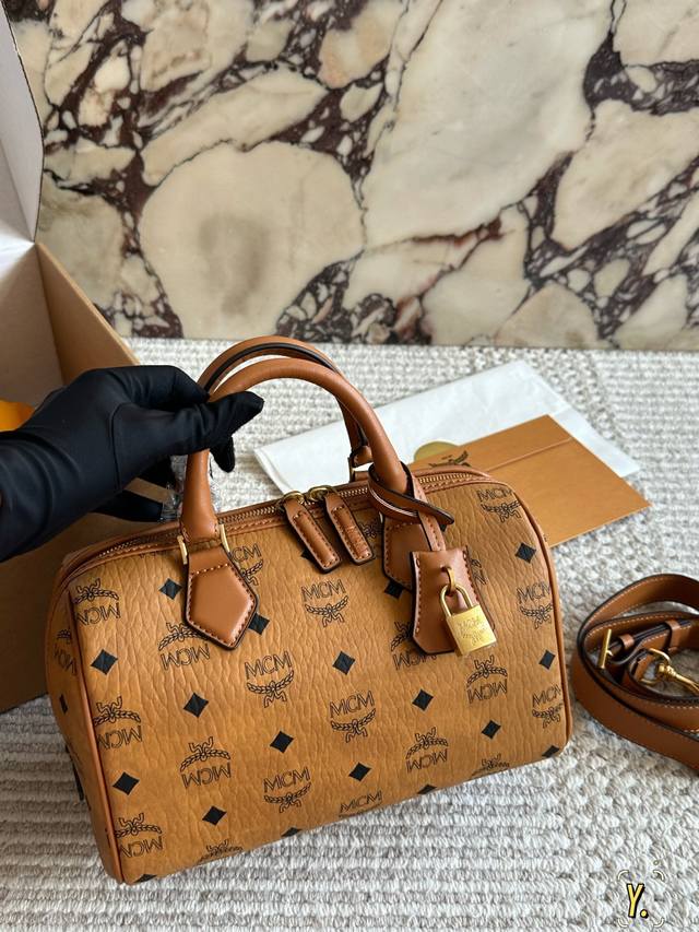 配置包装 Size：25*16Cm 大 Mcm这季主打就是时尚单品 Mc 枕头包！ 真是方便又实用哦！ 这款太啦！ 非常有街头风，酷炫风，男女都可背！