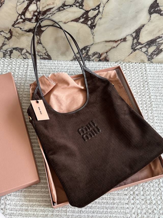 Miumiu托特秋冬必入高级感拉满！ 灯芯绒质感也太绝了吧！ 软乎乎却超有型～通勤逛街两不误 容量惊人还轻便 随便一拎就自带时髦滤镜 姐妹们冲这只！ 真的百搭到