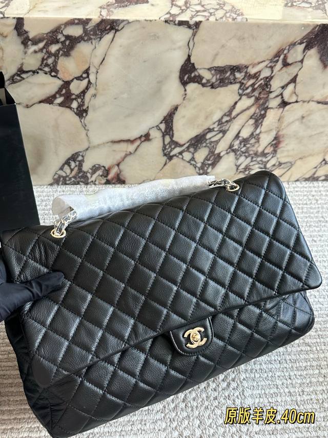 无盒 羊皮 Size：40*25Cm Chanel Cf机场包权志龙同款 小香家的当红炸子鸡 上身超有Feel男女轻松驾驭啦~ 好多明星也背香奈儿机场包， 超大