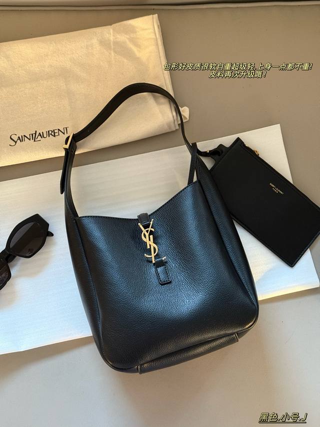 无盒 Size： 22*21Cm 小号 30*31Cm 中号 谁还没拥有 Ysl Soft Hobo！大爱这款包呀 实用性超强的！ 大包就选它啦~ 牛皮的手感太