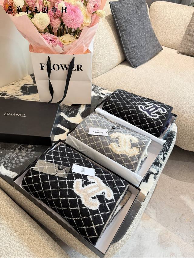 香奈儿菱格针织围巾秋冬必备谁用谁知道 香奈儿Chanel 新款大号Logo设计，搭配经典菱形格纹，超软糯围巾