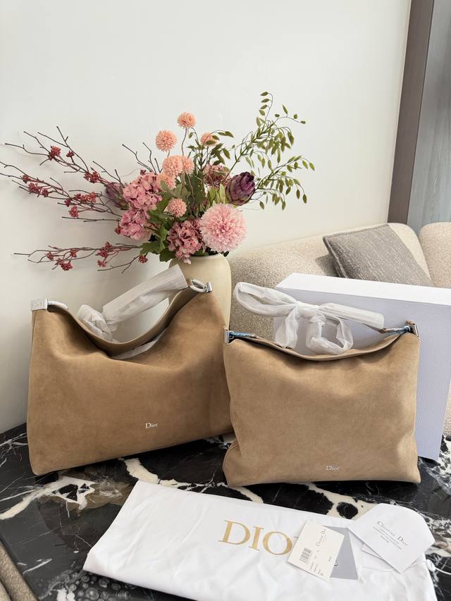 原版麂皮 Dior Cigale Bag 这是Dior品牌的Cigale Bag,采用麂皮材质,颜色为温暖的驼色。包包设计简洁大方,顶部开口设计方便取放物品,内 原版麂皮 Dior Cigale Bag 这是Dior品牌的Cigale Bag,采用麂皮材质,颜色为温暖的驼色。包包设计简洁大方,顶部开口设计方便取放物品,内