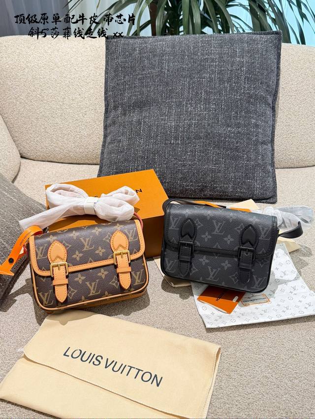 Lv Satchel迷你邮差包 Lv Satchel迷你邮差包，经典Monogram老花帆布+蜜 蜡色牛皮饰边，复古学院风满满尺寸19.5X15X7Cm, 小巧