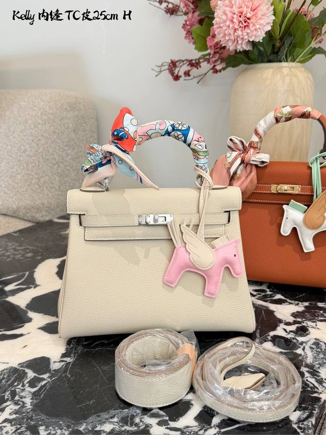 双肩带 爱马仕Kelly 25 这款Kelly 25Cm包采用Togo荔枝纹牛皮，颗粒感强且耐用，银扣设计简约高级T+。25Cm尺寸适合小个子女生，手提或肩背都