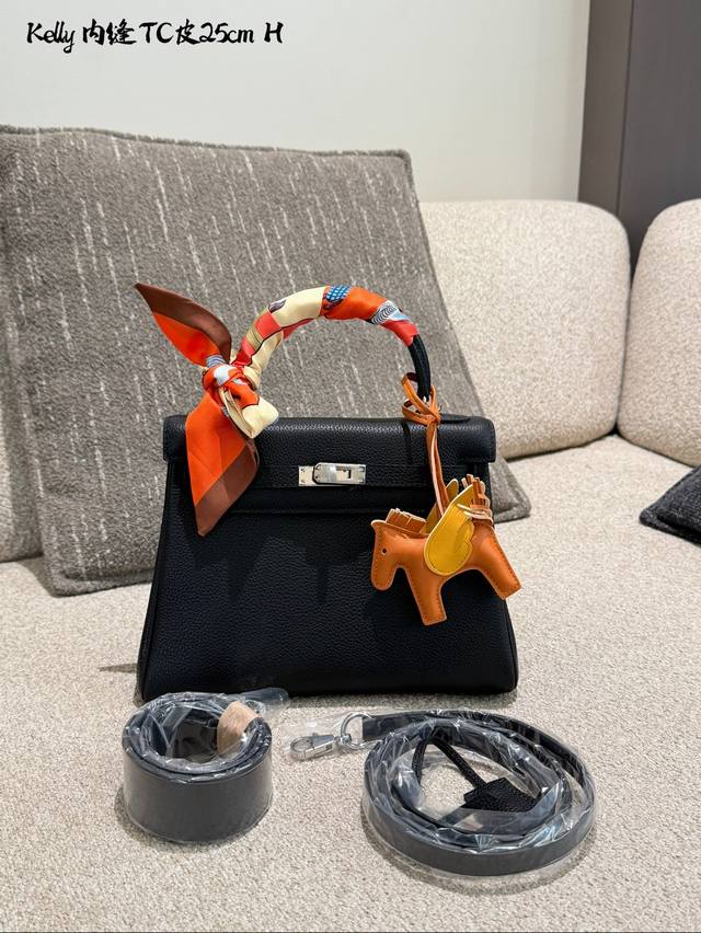 爱马仕Kelly 25黑银包 这款Kelly 25黑银包采用Togo荔枝纹牛皮，颗粒感强且耐用，银扣设计简约高级T+。25Cm尺寸适合小个子女生，手提或肩背都很
