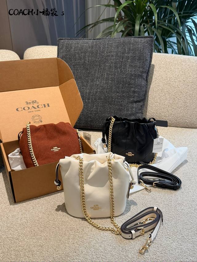圣诞礼物云朵包Mini软糯羊皮绗缝太戳心 姐妹们！Coach这次的新款Faye云朵包真的绝了！一上手就忍不住来分享 迷你尺寸也太可爱了吧！比想象中能装多了~手机