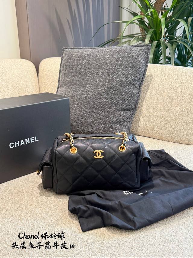 Chanel 25K 保龄球黑色小号太好看啦 25K保龄球独特的包身，搭配上经典的黑金显得格外好看又很飒 再搭配上黑金编织的链条透出高级感的质感，超爱这款的颜值