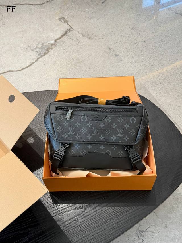 Lv Monogram Shadow邮差包 Lv Messenger Voyager pm邮差包，采用Monogramshadow小牛皮，经典老花图案低调又有质