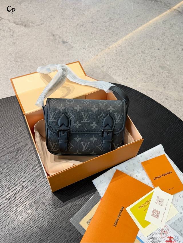 老花 压花牛皮 Lv Montsouris黑武士邮差包 Lv Montsouris黑武士邮差包，采用Monogram Eclipse涂层帆布+黑色牛皮饰边，低调