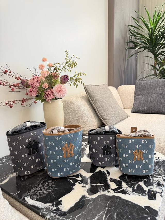 Mlb老花牛仔水桶包 Ml B 25秋季新款老花牛仔水桶包，浅蓝牛仔布+Ny满 印，棕色皮革饰边，复古美式运动风满满 大号: 15X23X7厘米。 小号: 11