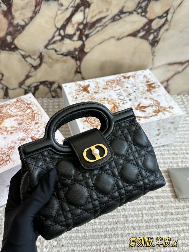 Dior Caro链条包 原版羊皮 . Diorcaro链条腰包,雾霾蓝配色超温柔,采用自然甩纹牛皮+藤格纹缝线,质感满分 Dior Caro链条包 原版羊皮 . Diorcaro链条腰包,雾霾蓝配色超温柔,采用自然甩纹牛皮+藤格纹缝线,质感满分