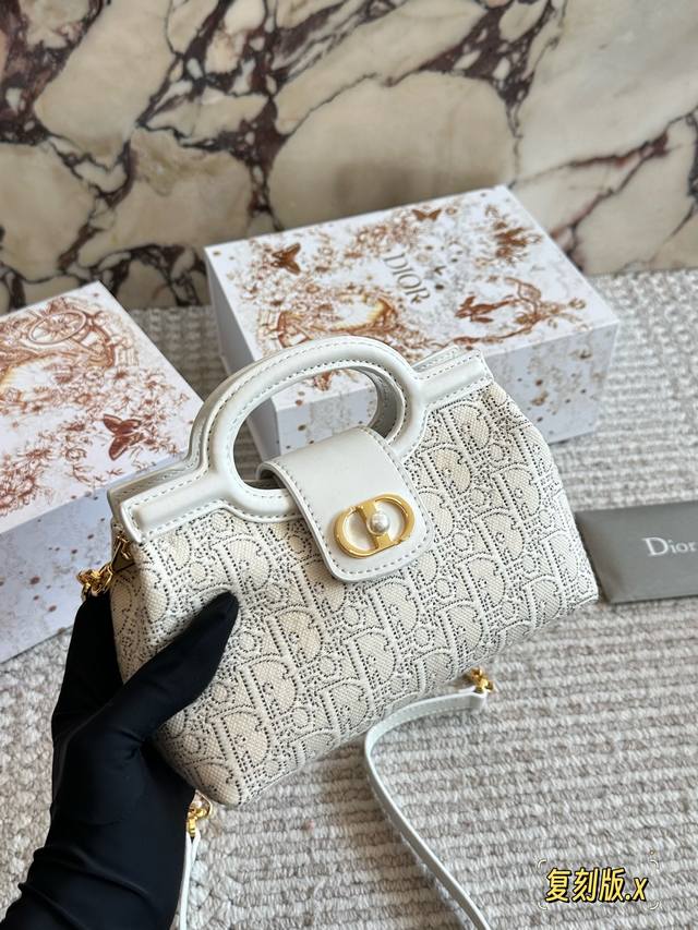 Dior Caro链条包 原版布 . Diorcaro链条腰包,雾霾蓝配色超温柔,采用自然甩纹牛皮+藤格纹缝线,质感满分 Dior Caro链条包 原版布 . Diorcaro链条腰包,雾霾蓝配色超温柔,采用自然甩纹牛皮+藤格纹缝线,质感满分