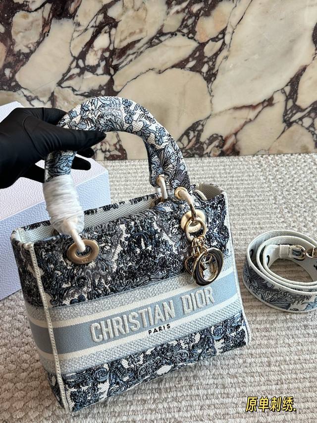 配盒 Size：24*20Cm 原单提花版 D家 刺绣戴妃包 现代休闲且优雅 刺绣宽肩带 特别！特别！！！ 25Ss 新年新款