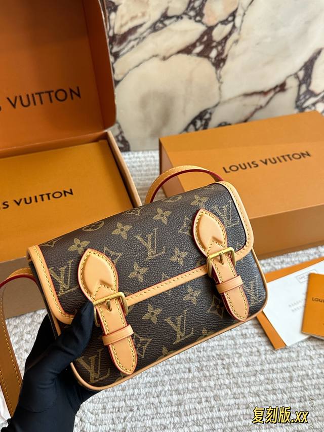 Lv Satchel迷你邮差包 Lv Satchel迷你邮差包，经典Monogram老花帆布+蜜 蜡色牛皮饰边，复古学院风满满尺寸19.5X15X7Cm, 小巧