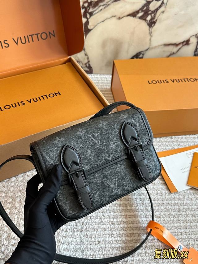 Lv Satchel迷你邮差包 Lv Satchel迷你邮差包，经典Monogram老花帆布+蜜 蜡色牛皮饰边，复古学院风满满尺寸19.5X15X7Cm, 小巧