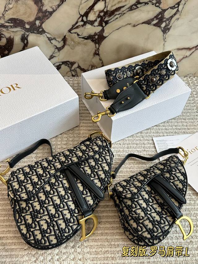 240 配盒 罗马肩带 尺寸:25Cm*20Cm 大 18Cm*15Cm 小 升级版出货 D家 老花马鞍包 配深蓝色牛皮长肩带 搜索Dior 迪奥 240 配盒 罗马肩带 尺寸:25Cm*20Cm 大 18Cm*15Cm 小 升级版出货 D家 老花马鞍包 配深蓝色牛皮长肩带 搜索Dior 迪奥