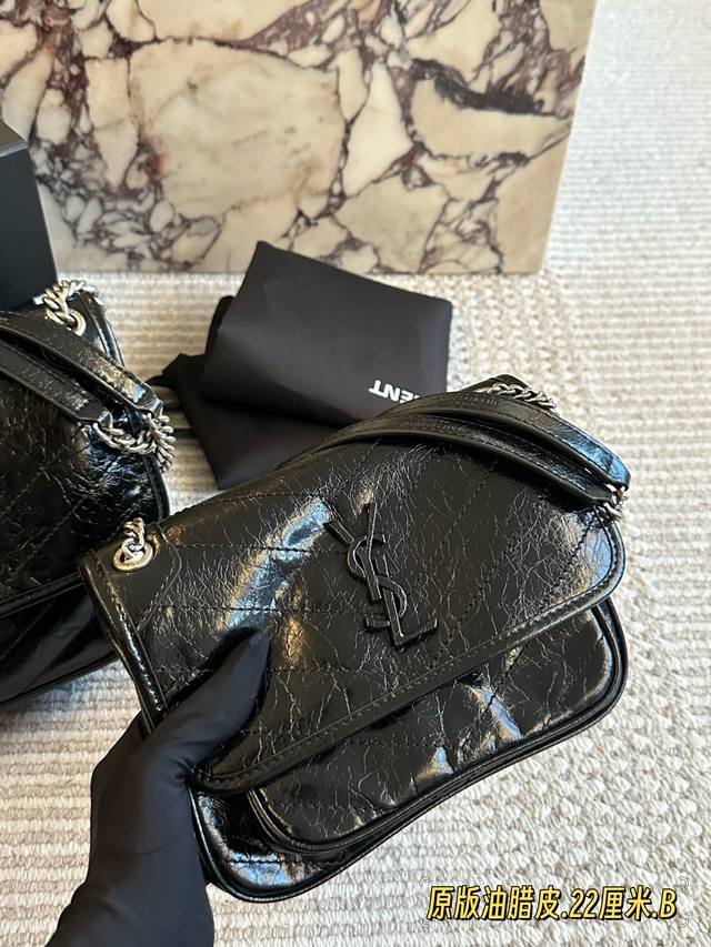 配盒 升级版 Size：28*22Cm 大 22*18Cm 小 Niki真的太好背啦 真的很好看很别致 Ysl Niki 皮料软糯质感 进口牛皮！ 里外都是牛皮