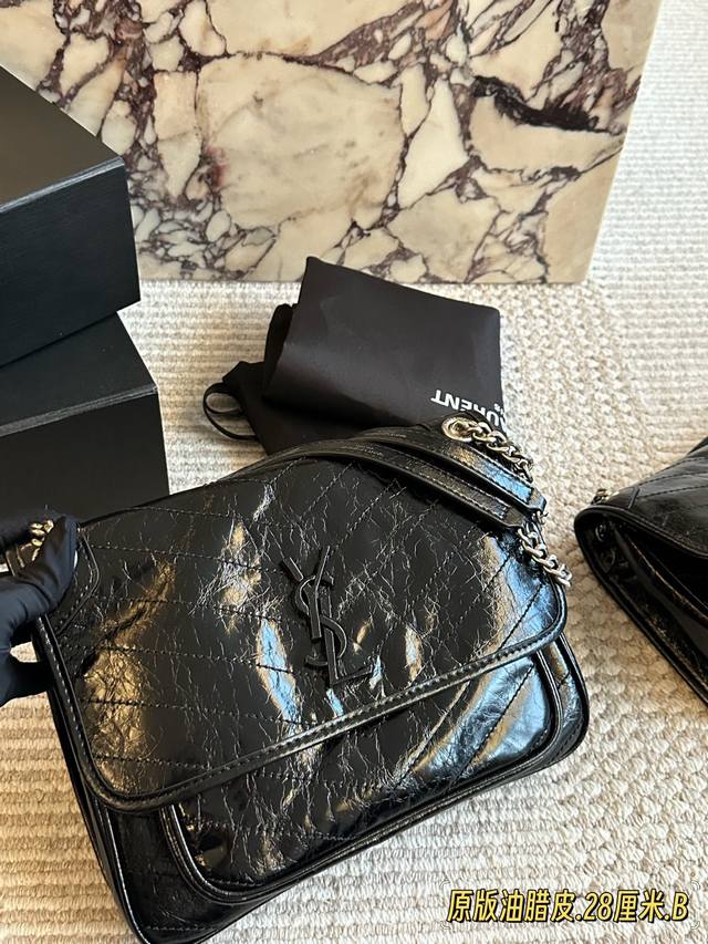配盒 升级版 Size：28*22Cm 大 22*18Cm 小 Niki真的太好背啦 真的很好看很别致 Ysl Niki 皮料软糯质感 进口牛皮！ 里外都是牛皮