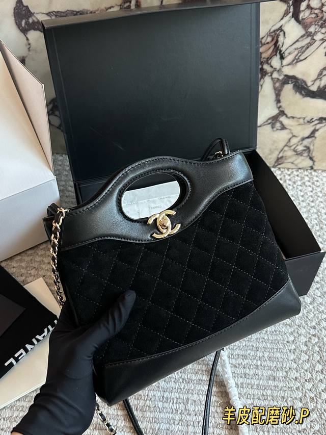 配盒 中号 Size：23 22Cm 小香家 23A值得入手的 可可爱爱的横版31 Chanel又又又复刻了 新款31Bag出了Minisize 这谁顶得住 小
