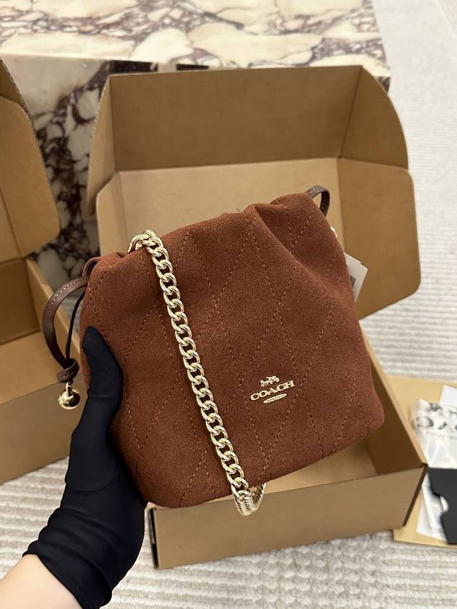 圣诞礼物云朵包Mini软糯羊皮绗缝太戳心 姐妹们！Coach这次的新款Faye云朵包真的绝了！一上手就忍不住来分享 迷你尺寸也太可爱了吧！比想象中能装多了~手机