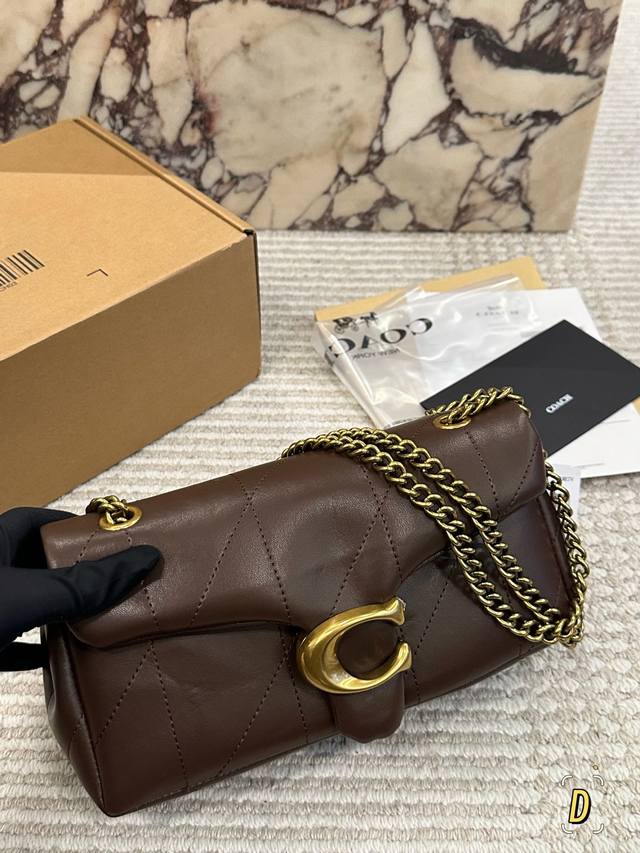 Coach Tabby 26黑金羊皮链条包 C Coach Tabby 26黑金链条包，选用柔软小羊皮，经典菱格绗缝+金属C字扣，低调奢华+ 容量适中，通勤休闲