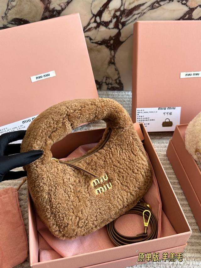 原版羊羔毛Hobo月牙包 红红火火恍恍惚惚缪缪出街啦~ 芜湖~好看的缪缪Miumiu小号Hobo 小号是专柜里卖得最好的的尺寸，容量大小合适，轻 纯羊羔毛软软的