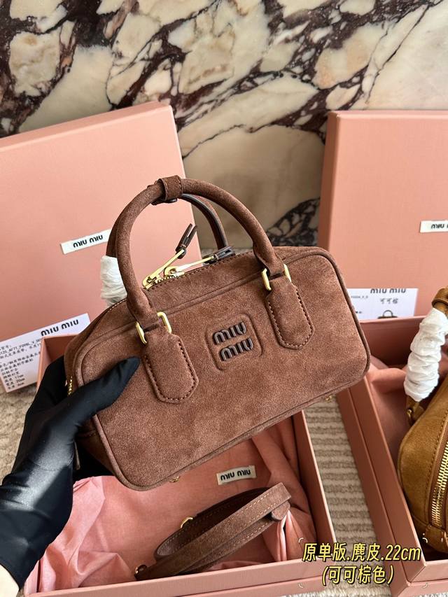 麂皮 原版盒 原单版Size：22*11Cm Miumiu保龄球 公文包 包包甜度刚好！ 很难不爱啊啊！ 可手拎也可斜挎 绝对不是小废包哦容量足足的~~ 出场就