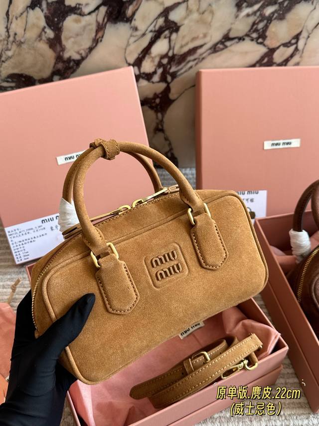 麂皮 原版盒 原单版Size：22*11Cm Miumiu保龄球 公文包 包包甜度刚好！ 很难不爱啊啊！ 可手拎也可斜挎 绝对不是小废包哦容量足足的~~ 出场就