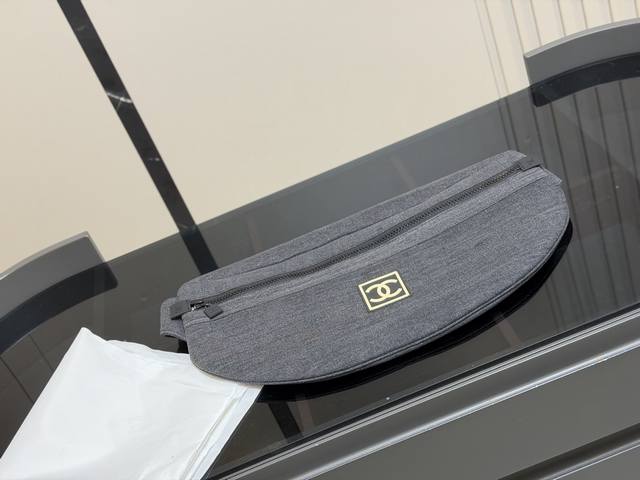 香奈儿胸包 中古牛仔Chanel 大方标迎接时髦氛围感 配色舒服 材质轻便 随便搭配都超级时髦 尺寸：53*29Cm