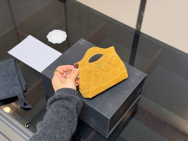 无盒 香奈儿这次31Bag系列全线回归 好像是曾祖和祖孙四代凑齐了哈哈 但是不得不说 颜值是真的扛打啊 这一组真的很难取舍 很好看！ 小薯条包实物竟然比想象的大