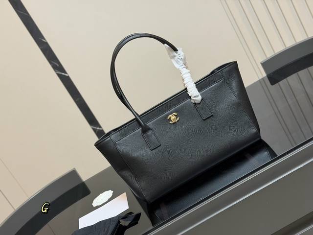 Chanel 香奈儿Cerf中古手提包 经典黑金配色＋荔枝纹牛皮，耐磨又有质感。正面双C金属Logo超有辨识度，内部多口袋＋可拆卸子袋，收纳力满分！通勤日常都很