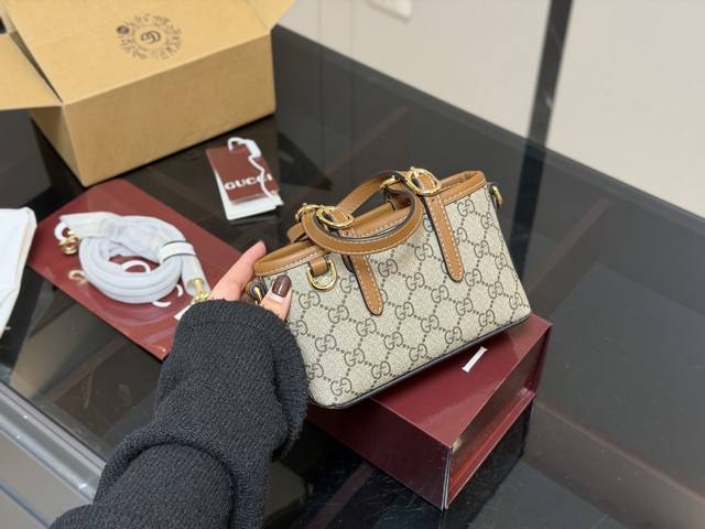 折叠盒飞机盒 古奇｜Ggemblem系列Mini托特 Mini小托特尺寸超迷你，造型超可爱 可手提可斜挎打造不同风格 前面金属D型环搭配自己喜欢的小挂件 尺寸: