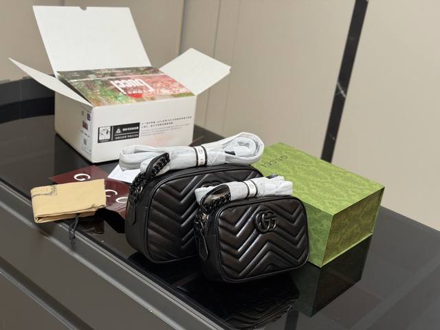 配折叠盒飞机盒 Gg Marmont 相机包 配以双 古奇金属配件。 可滑动链条肩带有多种背法， 可在肩背和手提之间自由转换。 采用波浪纹绗缝皮革， 尺寸大号