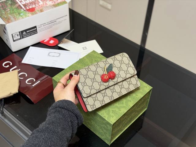 配折叠盒飞机盒 Size：20*13Cm 每年都特别火的小樱桃 Gg樱桃链条包 可爱又小巧 古奇定制版！