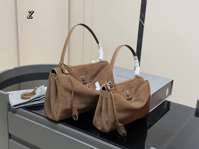 配折叠盒飞机盒 Size：29*20Cm 小号 35*23Cm 中号 巴黎世家新款Rodeo大廓形包包 柔软的大廓形包包 上身慵懒感立刻Get、 真的很喜欢又方