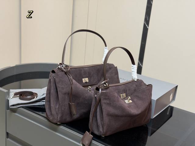 配折叠盒飞机盒 Size：29*20Cm 小号 35*23Cm 中号 巴黎世家新款Rodeo大廓形包包 柔软的大廓形包包 上身慵懒感立刻Get、 真的很喜欢又方