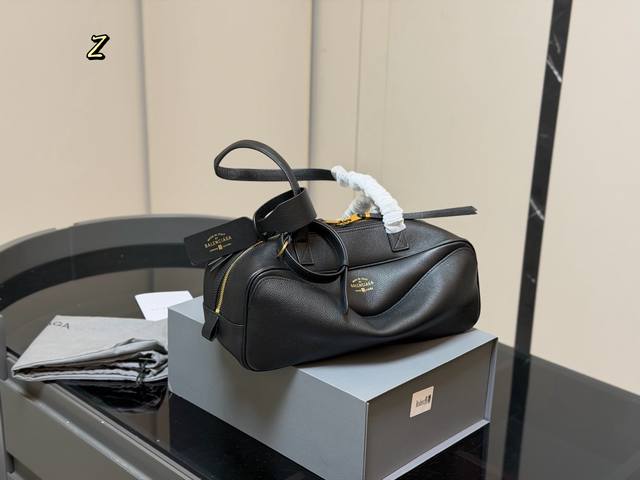 配盒 Size：32*12.5Cm 巴黎世家 Balenciaga Carrie保龄球包 小众高级感腋下包 牛皮材质，触感柔软且耐用， 黑色调的设计，简约而不失