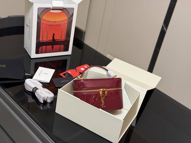 配折叠盒飞机盒 Size：19*12Cm 圣罗兰新款 精致的小盒子包 新款乖巧的Gaby小包包手拎或者斜挎都可 日常的物品统统放的下