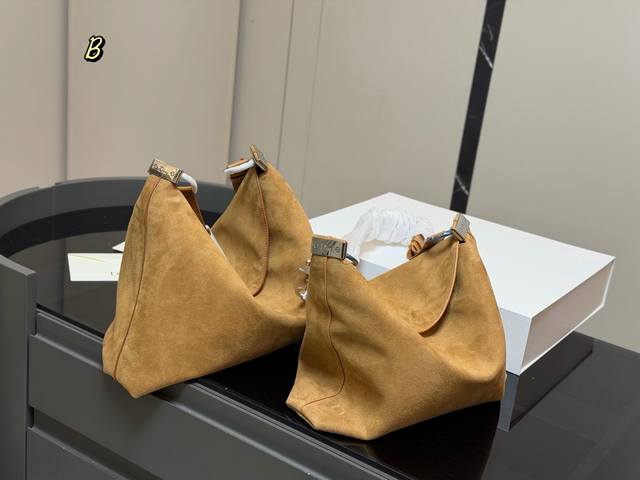 配盒 迪奥Dior Christian Hobo 土著包是活力四射的少女,纤细的造型, 类似菜篮包设计,俏皮又随性。 配有可调节肩带,日常逛街、旅行使用, 主打 配盒 迪奥Dior Christian Hobo 土著包是活力四射的少女,纤细的造型, 类似菜篮包设计,俏皮又随性。 配有可调节肩带,日常逛街、旅行使用, 主打