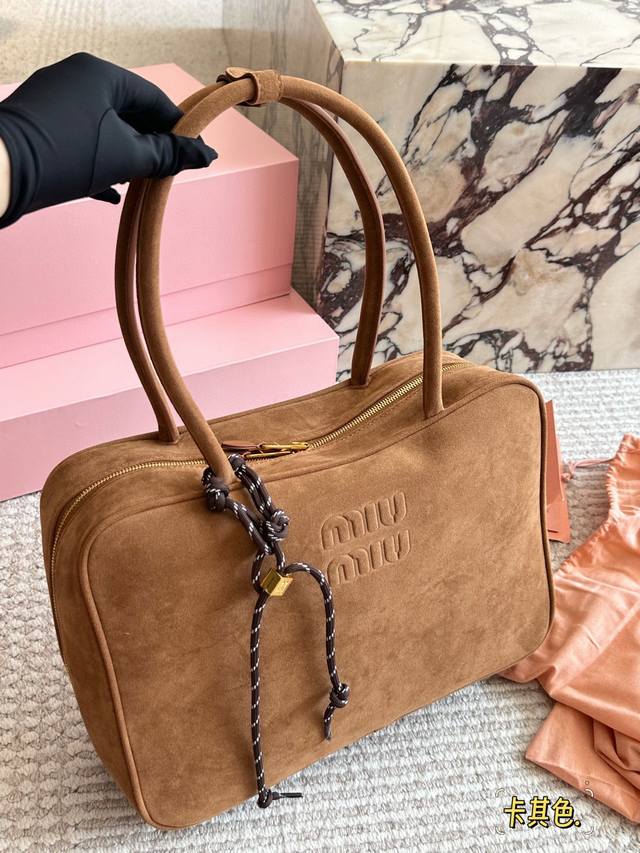 配盒 Size：35*22Cm Miumiu保龄球 公文包 对版面料 皮质光滑细腻柔软， 棉质缎面衬里。 背起来都很Nice 哦 可手拎也可斜挎！ 出场就是Mi