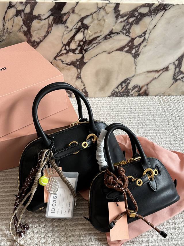 背上它大家都要夸Miumiu Aventure～ 小巧的迷你贝壳包，它的容量还是蛮实用的，可以轻松容纳手机、口红、钥匙等日常必需品，适合日常出行或约会使用。 可