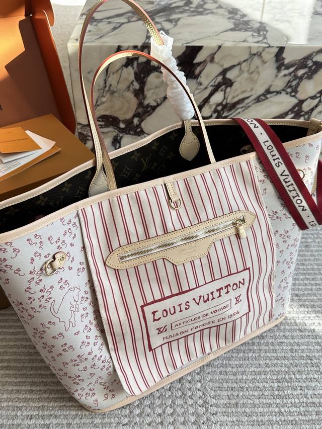 Lv猫咪联名购物袋 这是- -款L Ouis Vuitton与Grace Coddington联名的猫咪主题购物袋，设计上融入了可爱的猫咪图案和经典的Lv条纹元