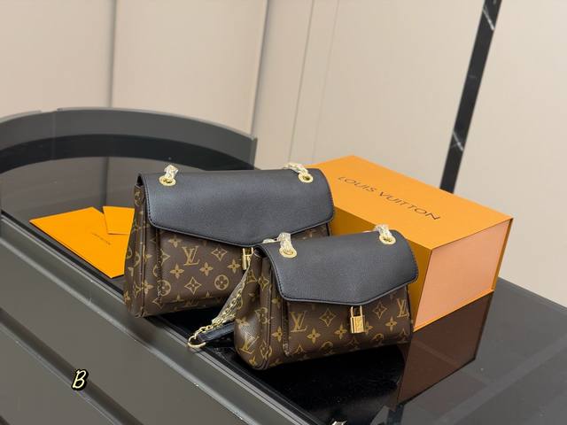 折叠盒飞机盒 Lv pallas Chain 很有女人味的包包 不管单肩背，斜挎背，双链条背都好看 红色搭配金色的链条整体很贵气 信封的包型也是散发满满的优雅魅