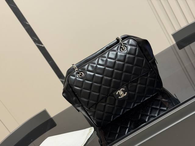 Chanel荔枝纹牛皮保龄球 香奈儿特有的荔枝纹，颗粒饱满，光泽透亮 五金配件做旧，满满复古风； 不管你是Cool Girl还是御姐都能驾驭； 背上它，你就是可